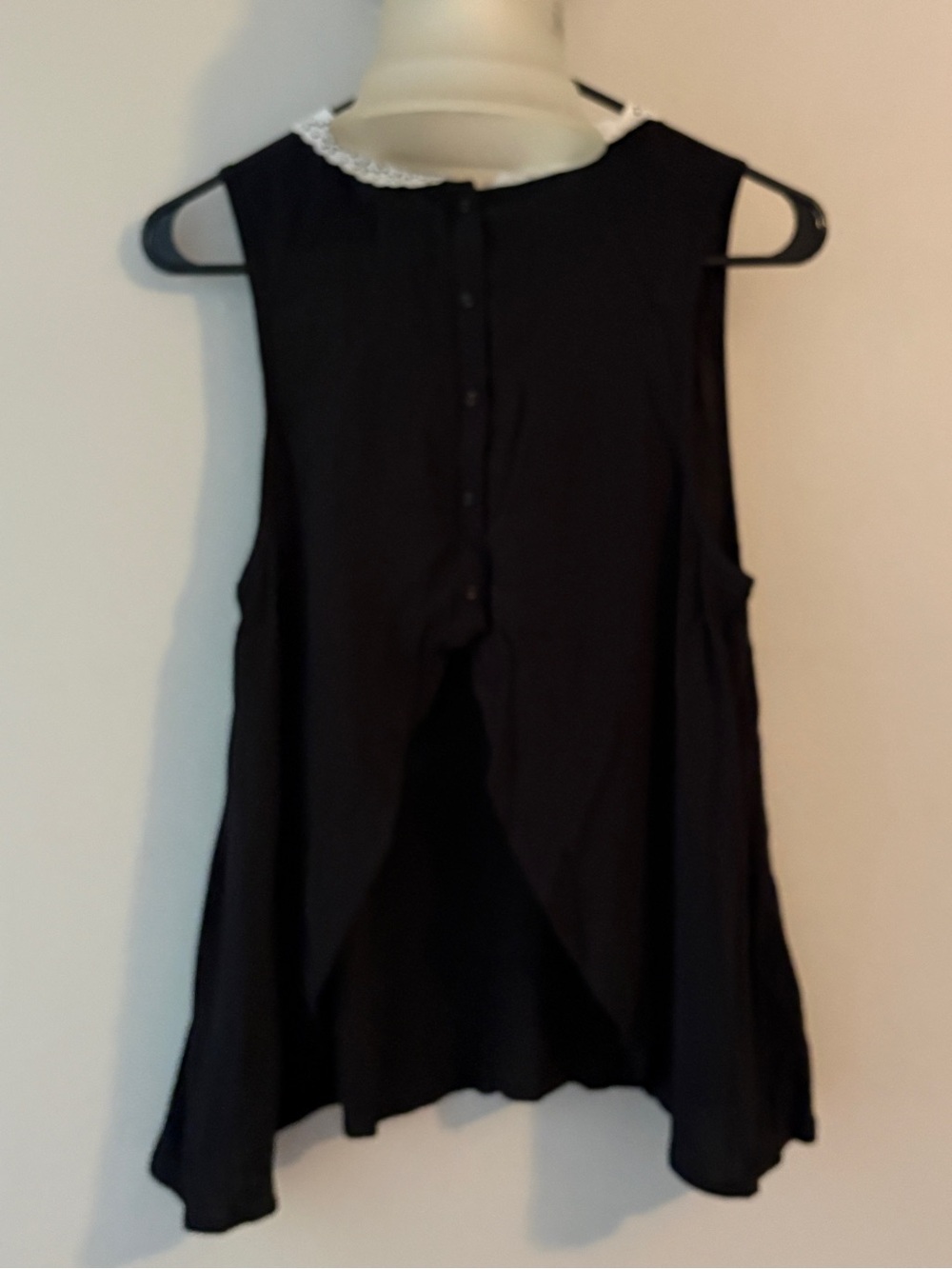 Urban Outfitters Black Sleeveless Blouse with White Eyelet Peter Pan Collar - Picture 7 of 7